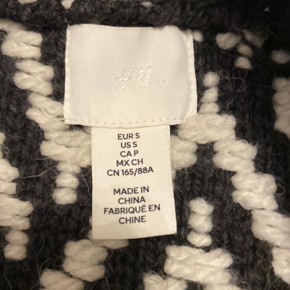 Belt Black and White Sweater - Picture 5 of 5